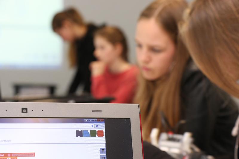 Mit der Open-Source-Plattform Open Roberta Lab vom Fraunhofer IAIS können Schülerinnen und Schüler sowie Lehrkräfte während der Code Week in einer Vielzahl von Workshops ins Programmieren einsteigen.