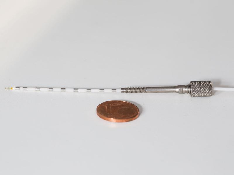 Mit ultrafeinen Elektroden, die in den Schläfenlappen Epilepsiekranker implantiert werden, können die Forscher die Aktivität einzelner Nervenzellen sichtbar machen. 