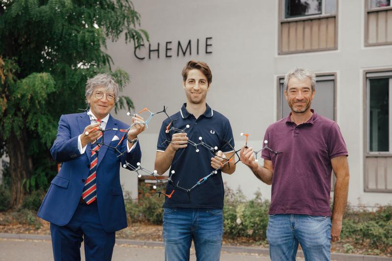 Prof. Dr. Schinzer, Luca Lizzadro und Dr. Oliver Spieß mit dem Modell des Disorazol-Moleküls