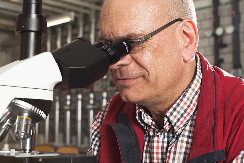 Professor Dr.-Ing. Michael Haibel im Labor für Raumlufttechnik, Hochschule Biberach