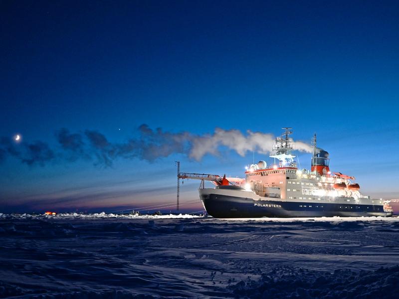 Polarstern während des Polarwinters bei MOSAiC in der Arktis.
