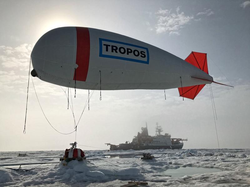 Der Fesselballon von TROPOS und Uni Leipzig während des Polarsommers im Einsatz auf der Eisscholle bei MOSAiC in der Arktis..