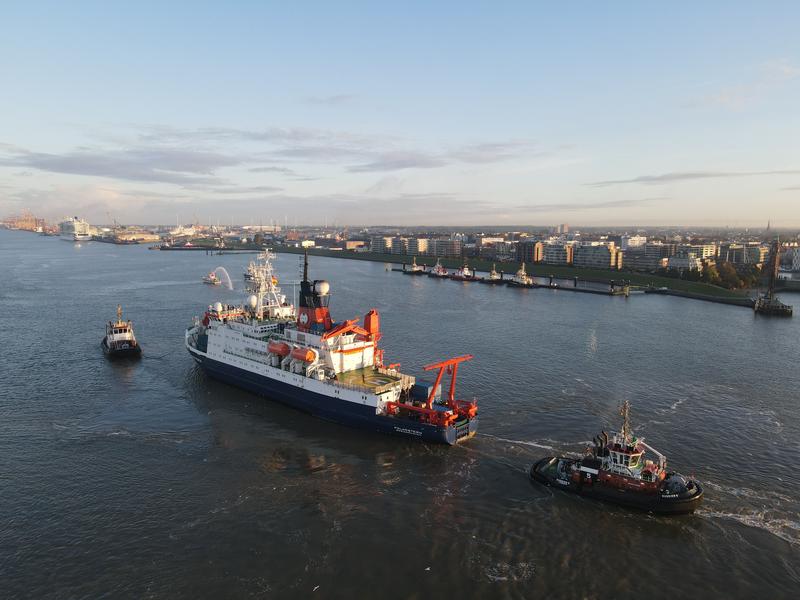 FS Polarstern bei der Ankunft in Bremerhaven.