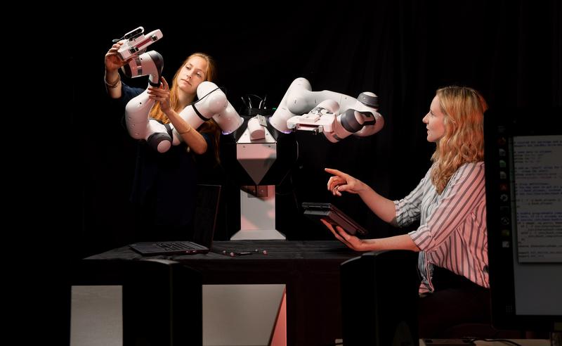 Interaktives Fertigkeitslernen soll Robotern ermöglichen neue Aufgaben von Alltagsnutzern zu lernen. Dr. Dorothea Koert (links) und Lisa Scherf (rechts) im Labor des Fachgebiets Intelligente Autonome Systeme. 