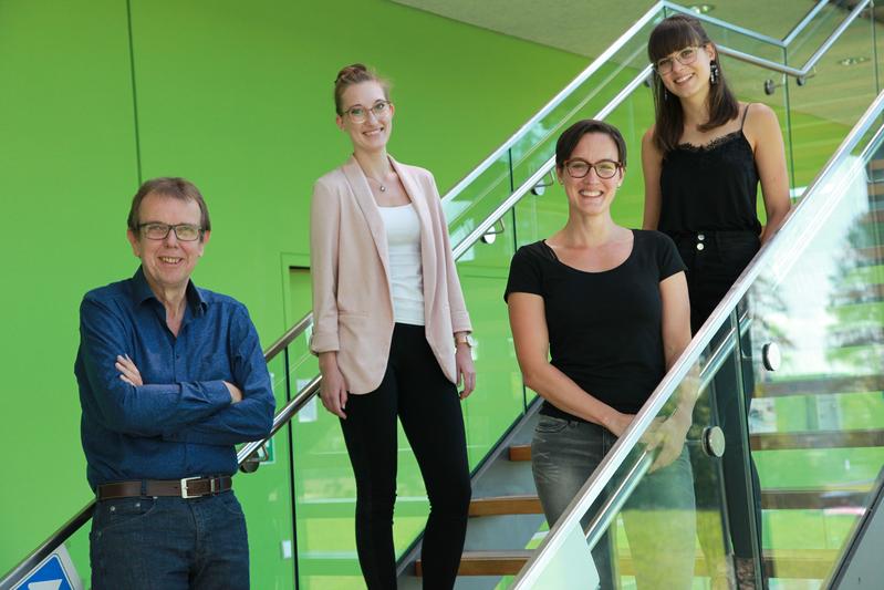 Gut eingespieltes Forscherteam (v.l.): Prof. Dr. Jörg Bergemann, Barbara Hochecker, Katja Matt und Alica Schöller-Mann haben gezeigt, dass sich eine Fastenkur und die damit verbundene Kalorienreduktion positiv auf zentrale Zellfunktionen auswirkt.