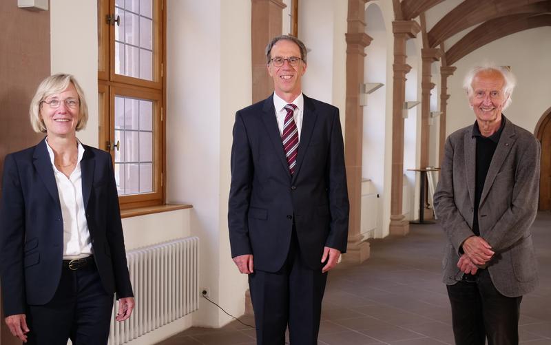 Paul Pauli (Mitte) wird neuer Präsident der JMU. Nach der Wahl gratulierten ihm Caroline Kisker, die Vorsitzende des Senats, und Helmut Schwarz, Vorsitzender des Universitätsrats.