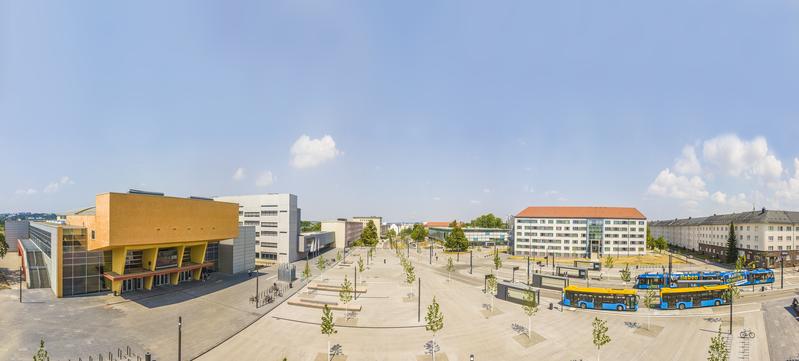 Campusplatz der TU Chemnitz mit Hörsaalgebäude und Mensa.
