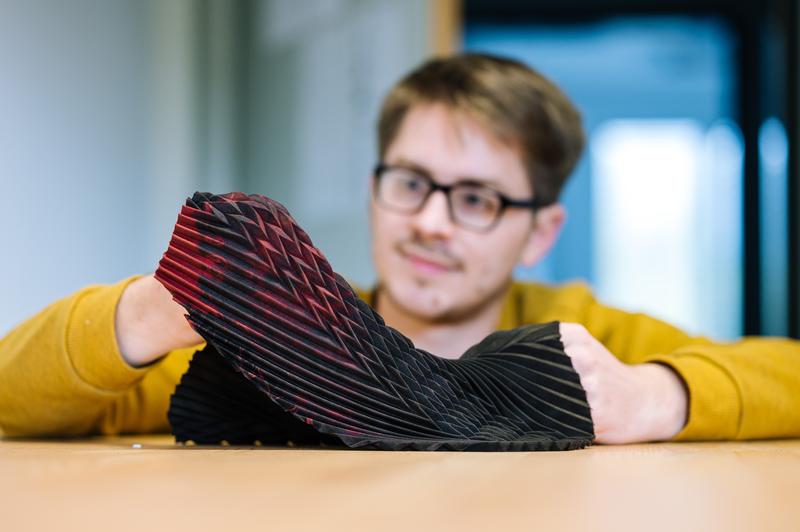 Der Informatiker Bruno Fruchard präsentiert ein Textil, das je nach Dehnungsgrad seine Leitfähigkeit verändert. 