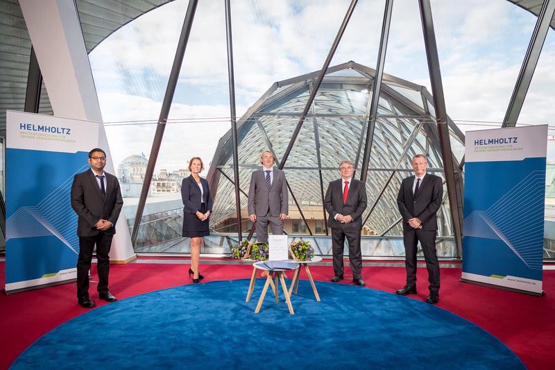  Vishal Kalel, Prof. Dr. Christine Falk, Medizinische Hochschule Hannover, Mitglied der Jury und Laudatorin, Grzegorz Popowicz, Ralf Erdmann, Michael Sattler (von links)   