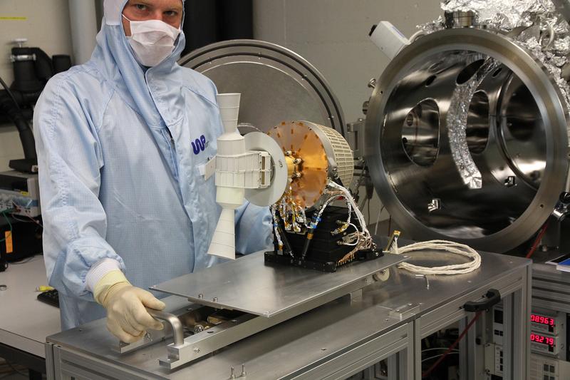 Eines der Instrumente an Bord von BepiColombo: Das Massenspektrometer STROFIO vor dem Einbau in die Eichkammer am Physikalischen Institut der Universität Bern. 