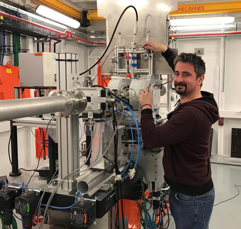 Laurent Barthe at the Synchrotron SOLEIL; the entire experimental setup was modified so that it could be introduced into the X-ray beam at the synchrotron in Saint-Aubin (France).