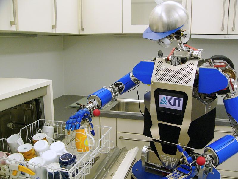 Die humanoiden ARMAR-Roboter – hier ARMAR-III – wurden entwickelt, um Tätig-keiten in Haushalt oder industriellen Umgebungen zu übernehmen. Die nächste Generation wird Senioren im Alltag unterstützen. (Foto: KIT) 