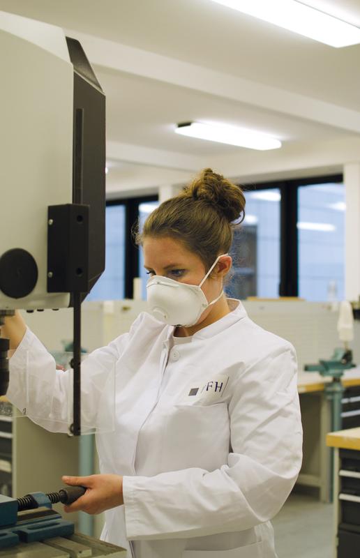 Freut sich über ihren Studienstart am Campus: PFH-Studentin Katharina Unger bei der Orthobionik-Praxislehre in der Werkstatt am ZHT Zentrum für Healthcare Technology 