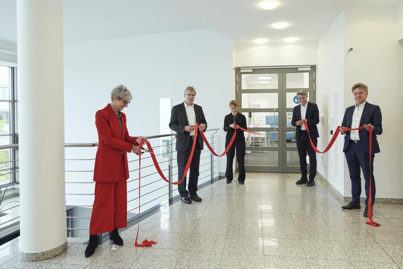 Sabine Brünger-Weilandt (FIZ Karlsruhe), Prof. Holger Hanselka (Präsident des KIT), Eva Lübke (NFDI), Prof. York Sure-Vetter (KIT, NFDI) und Dr. Frank Mentrup (OB Karlsruhe) durchschnitten das rote Band zur Eröffnung des NFDI-Direktorats in Karlsruhe.