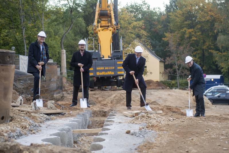 Prof. Dr. Günter Leugering (FAU), Dr. Florian Janik (First Mayor Erlangen), Prof. Dr. Vahid Sandoghdar (MPL) and Prof. Dr. Heinrich Iro (University Hospital) at the ground-breaking ceremony