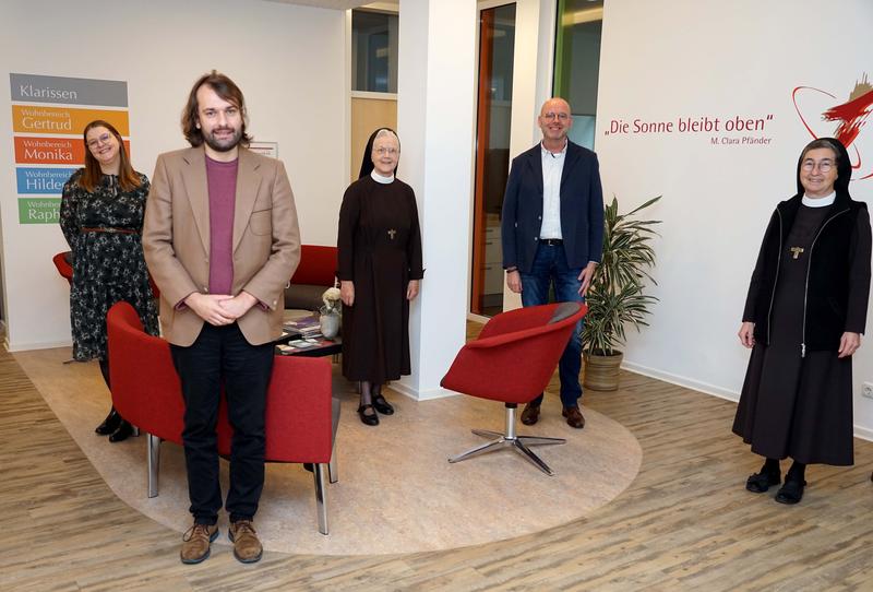 v.l.: Anika Hagedorn (wissenschaftliche Mitarbeiterin), Dominique Autschbach (wissenschaftlicher Mitarbeiter), Schwester M. Raphaela vom Hofe und Andreas Cramer (Geschäftsführung) sowie Schwester M. Angela Benoit (Provinzoberin)