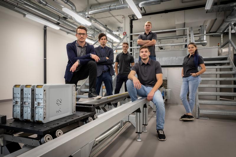 The BSCG team at the crash system, specially developed at the Institute for Vehicle Safety (from left): Head Jörg Moser, Christian Ellersdorfer, Stefan Grollitsch, Michael Krenn (standing in the back), Christian Trummer and and Ajla Purkovic.