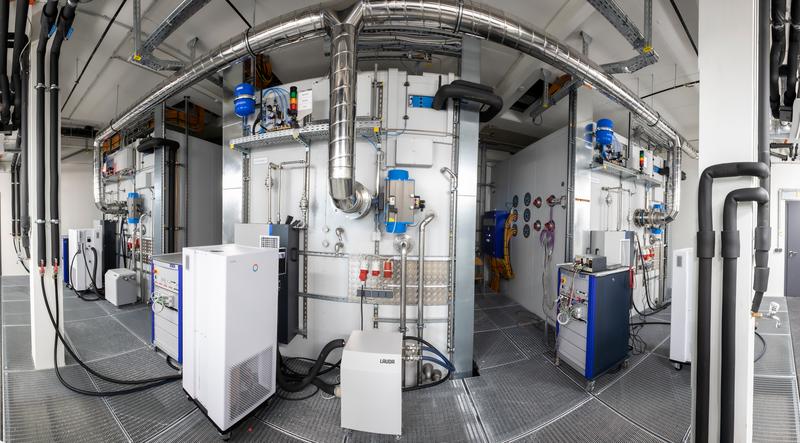 In the climate chambers at BSCG, battery systems are thoroughly tested during the charging and discharging process.