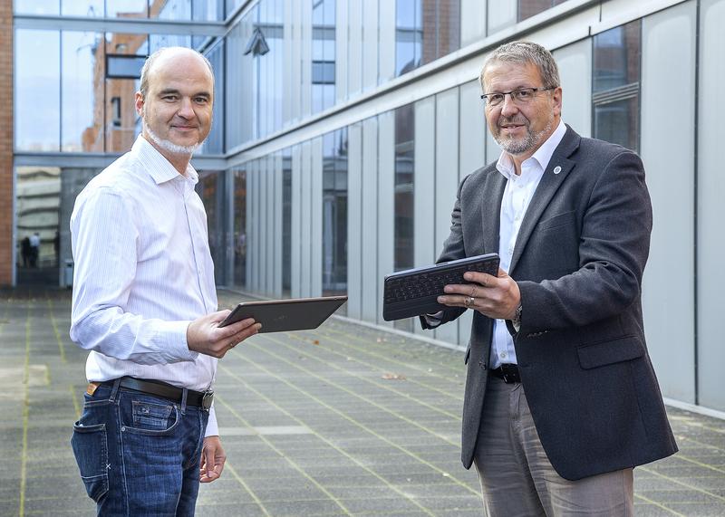 Professor Udo Kragl (rechts), Leiter des „RoHan“-Projektes diskutiert mit Dr. Dirk Hollmann über die Errichtung des neuen internationalen Katalysezentrums.