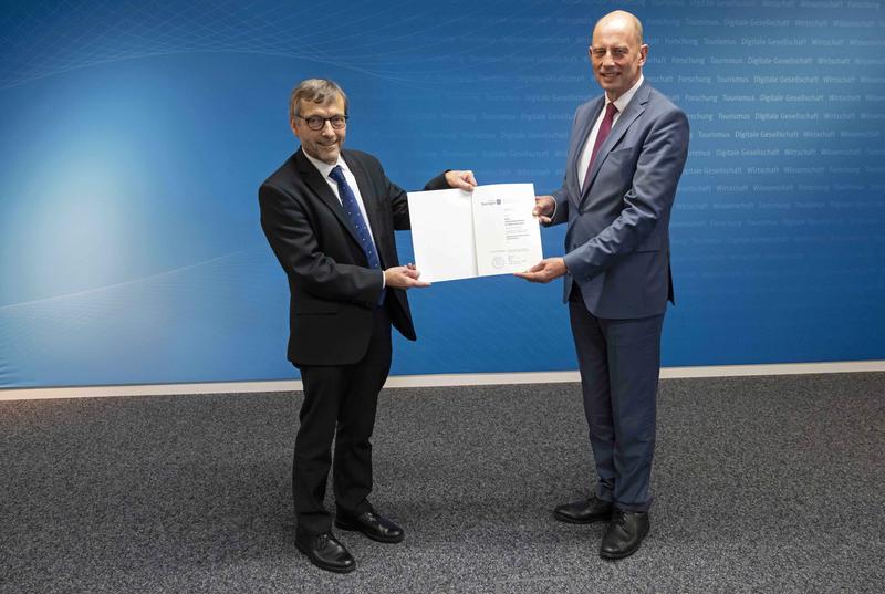 Prof. Dr. Walter Rosenthal, Präsident der Friedrich-Schiller-Universität (l.), erhält aus den Händen von Wolfgang Tiefensee, Thüringens Minister für Wirtschaft, Wissenschaft und Digitale Gesellschaft, die Ernennungsurkunde für seine 2. Amtszeit.