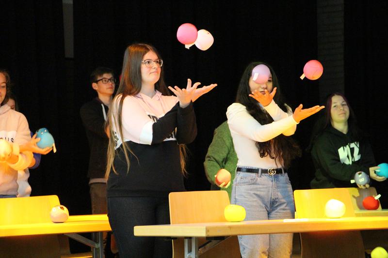 Schülerinnen und Schüler aus der 10. Klasse demonstrierten in der Mittelschule in Kümmersbruck die Bewegungsübungen. 