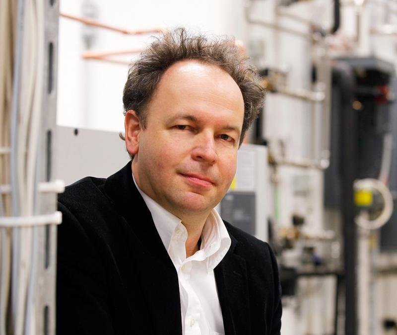 Prof. Dr.-Ing. Stefan Krauter ist Professor und Lehrstuhlinhaber für Elektrische Energietechnik − Nachhaltige Energiekonzepte an der Universität Paderborn.