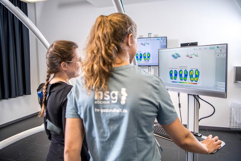 Einblick in die Skills-Labs - speziell ausgestatte Trainingsräume für praktische Übungen - des Studienbereichs Physiotherapie der hsg Bochum. 