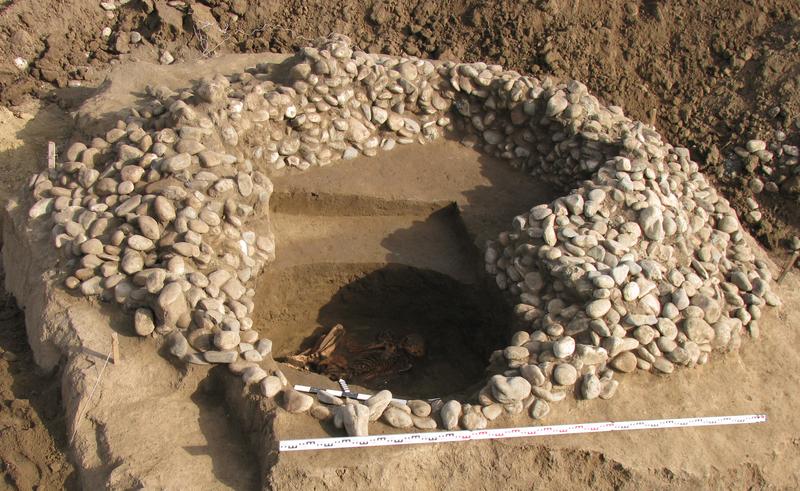 Freigelegtes Grab im Kurgan von Mar’inskaja 5 