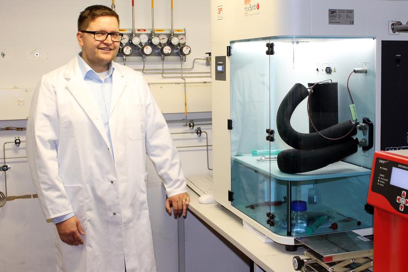 Martin Rieß M.Sc. vor der Messanlage zur dynamischen Gasadsorption in einem Bayreuther Labor für Anorganische Chemie. 