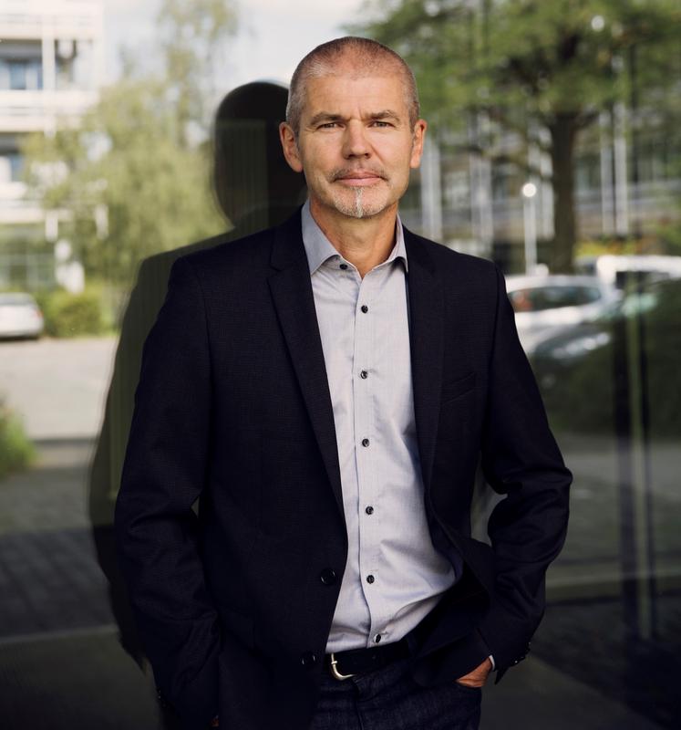 Prof. Oliver Gutfleisch ist Leiter der neuen Max-Planck-Forschungsgruppe „De Magnete -  Designing Magnetism on the Atomic Scale“ (auf Deutsch: De Magnete – Magnetismus-Design auf atomarer Skala) am Max-Planck-Institut für Eisenforschung in Düsseldorf.