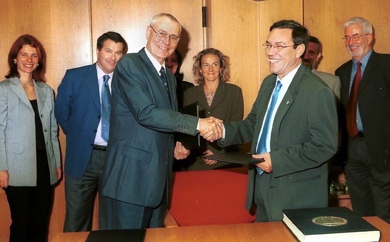 Prof. Petzina (Rektor der RUB) und Prof. Garcia (Rektor der Universität Oviedo) besiegeln das Arbeitsprogramm.