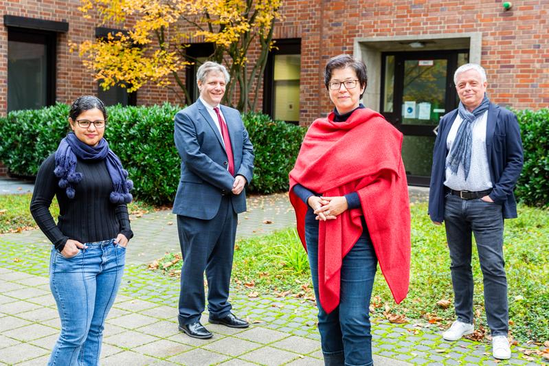 New fellows Carla R. Almeida and Ryan Nutting were welcomed by coordinator Sabine Voßkamp and the KWI’s managing director Armin Flender (LTR). 