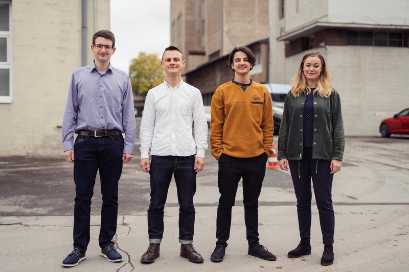 Die Erfinder des „Watchdog" und Absolventen der Saar-Uni Alexander Fink, Roman Tabachnikov und Marius Bleif mit ihrer neuen Mitarbeiterin.