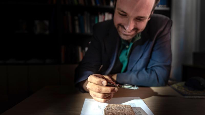 Prof. Enrique Jiménez mit Keilschrifttafel