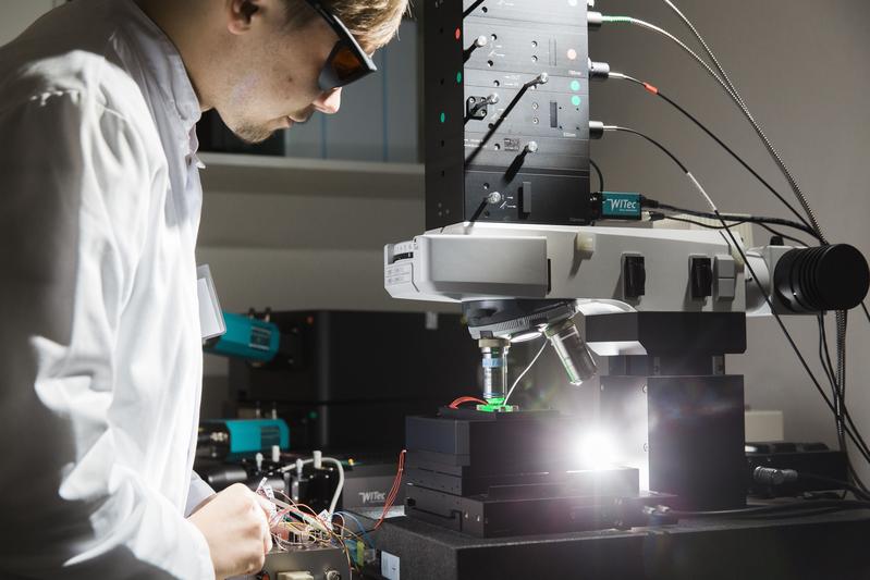 . Mit einem Raman-Mikrospektroskop erfasst Doktorand Marcel Dahms vom Leibniz-Institut für Photonische Technologien die spezifischen Schwingungsspektren von auf einem Chip gefangenen Bakterien.