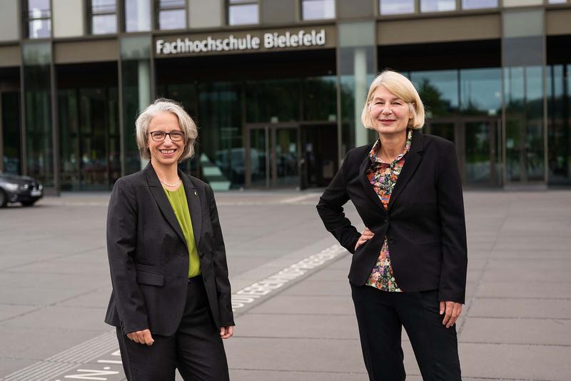 Gemeinsam mit Prof. Dr. Michaela Brause (l.) freut sich auch die Präsidentin der FH Bielefeld Prof. Dr. Ingeborg Schramm-Wölk (r.) über den neuen Studiengang.