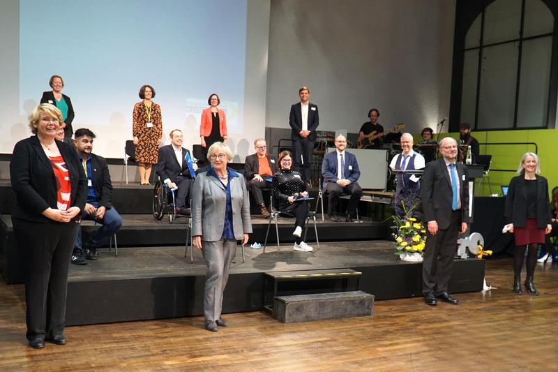 Das Team des AW-ZIB gemeinsam mit Wissenschaftsministerin Theresia Bauer MdL und Prof. Dr. Hans-Werner Huneke, Rektor der Pädagogischen Hochschule Heidelberg