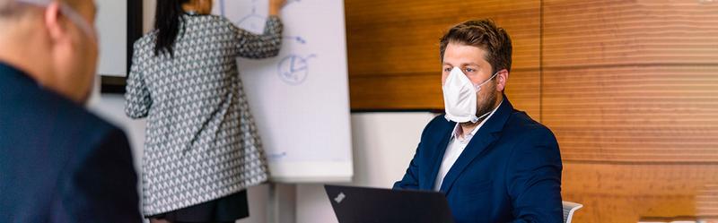 Studierende und Wissenschaftler*innen des Fraunhofer IAO haben eine Atemschutzmaske entwickelt, die mittels 3D-Druck oder Spritzguss selbst direkt produziert werden kann.