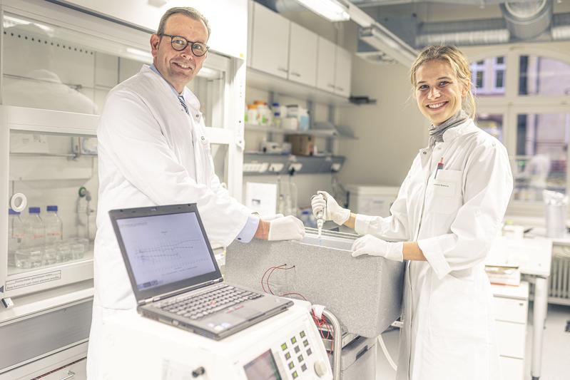 Prof. Dr. Thorsten Walles und Promotionsstipendiatin Isabell Knoblich demonstrieren ihre medizintechnische Entwicklung in der experimentellen Thoraxchirurgie