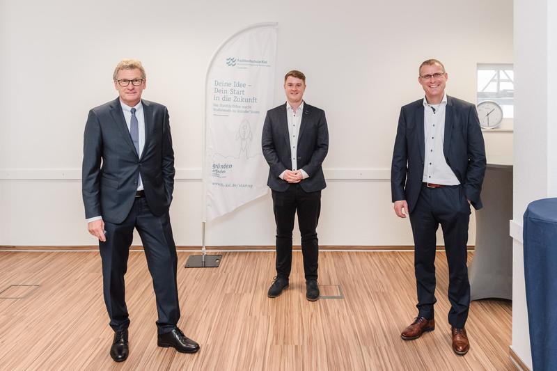 (v.l.n.r.) Wirtschaftsminister Dr. Bernd Buchholz, Tim Thiericke (Gründungszentrum FH Kiel) und Prof. Dr. Björn Christensen (Präsident FH Kiel) in den Räumen des Gründungszentrums auf dem Seefischmarkt. 