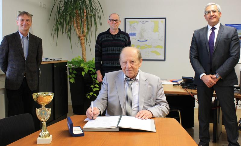 Prof. Dr. Horst Kunhardt, Präsident Prof. Dr. Peter Sperber und Prof. Dr. Georgi Chaltikyan (stehend v.l.n.r.) begrüßten Prof. Dr.Dr. Ozar Mintser (sitzend) an der THD.