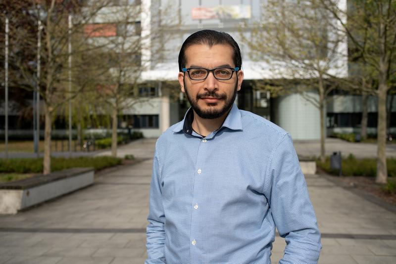 Der DAAD-Preisträger 2020 Nabil Abo Nasser vor dem Hauptgebäude der BTU.