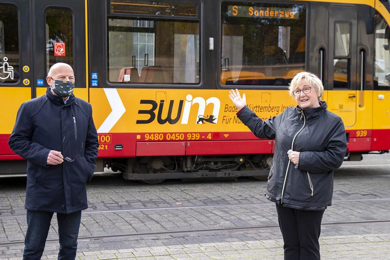 Wissenschaftsministerin Theresia Bauer MdL und Verkehrsminsiter Winfried Hermann MdL starten mit dem bwim-Sonderzug des KVV