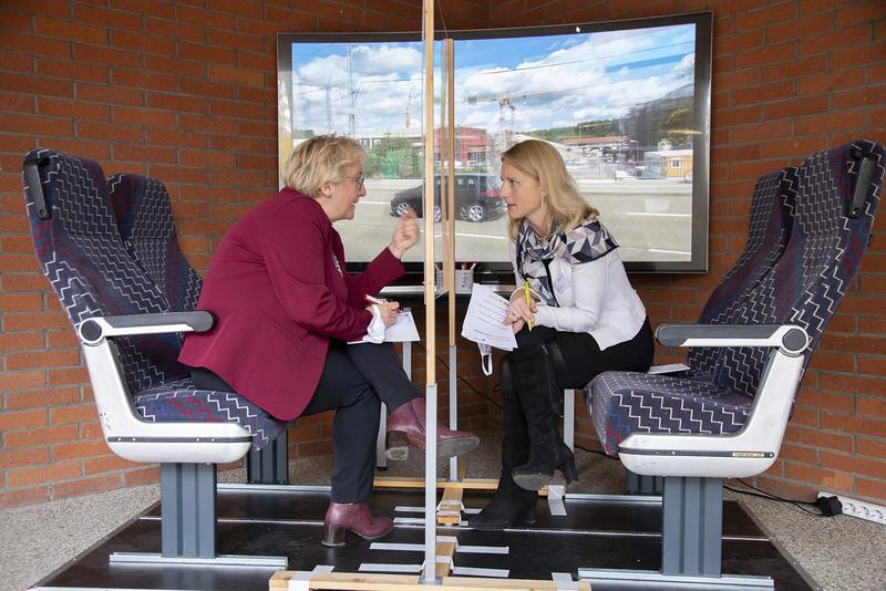 Wissenschaftsministerin Theresia Bauer im Mobilitäts-Speed-Dating mit Sarina Pfründer, Bürgermeisterin von Sulzfeld 