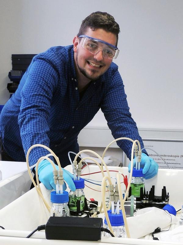 Projektmitarbeiter László Eifert untersucht am TZE der Hochschule Landshut eine Iron-Redox-Flow Batteriezelle