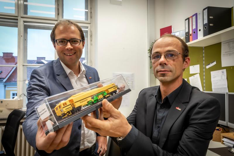 Johannes Neuhold (l.) und Stefan Marschnig entwickelten an der TU Graz einen Algorithmus, der das richtige Maß an Stopfmaßnahmen an Gleisen errechnet. © Lunghammer – TU Graz