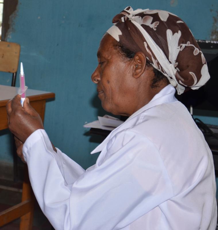 Eine Gesundheitsarbeiterin aus dem Dabat Research Center in Äthiopien bereitet eine Vorsorgeuntersuchung zu Gebärmutterhalskrebs vor.