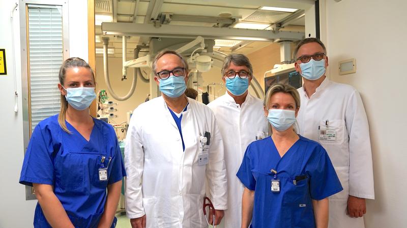 Pia Terborg (Herzkatheterfunktionsdienst), Klinikdirektor Prof. Dr. med. Burkert Pieske, Dr. med. Stephan Dreysse (stellv. Klinikdirektor), Judith Hoffmann (Herzkatheterfunktionsdienst) und Prof. Dr. med. Philipp Stawowy (Leitender Oberarzt)