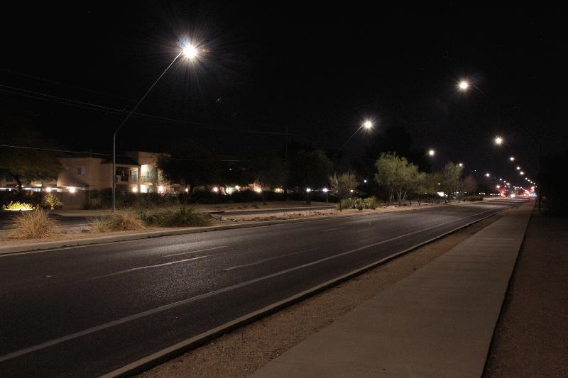 Intelligente Straßenbeleuchtung in Tucson: Blick in eine Straße zum Vergleich zwischen einer Beleuchtungsstärke von 30 und 90 Prozent