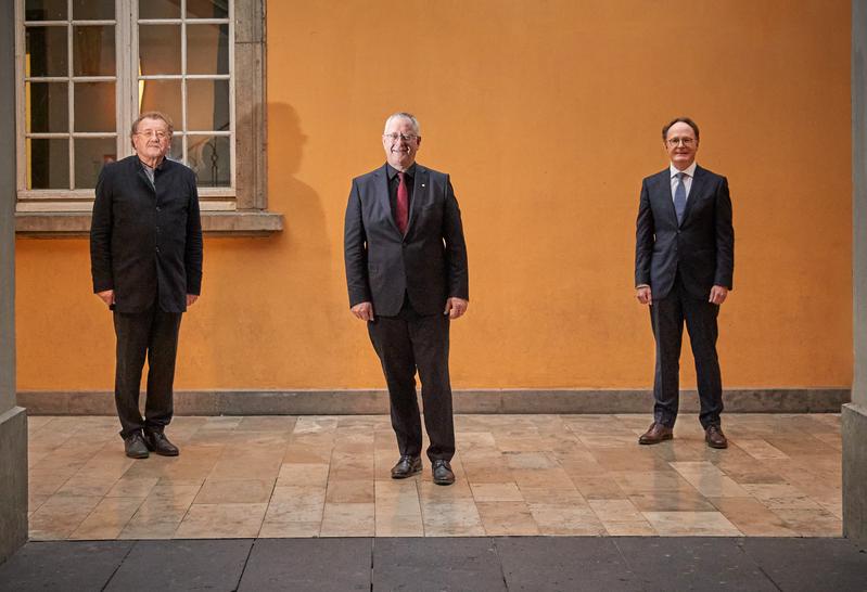 Rektor Prof. Dr. Dr. h.c. Michael Hoch (Mitte) wurde im Amt bestätigt, Hochschulratsvorsitzender Prof. Dr. Dieter Engels (links) und Senatsvorsitzender Prof. Dr. Rainer Hüttemann gehörten zu den ersten Gratulanten. 